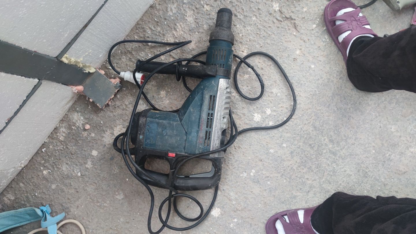 Продам перфоратор отбойник Bosch CBH 7-46DE