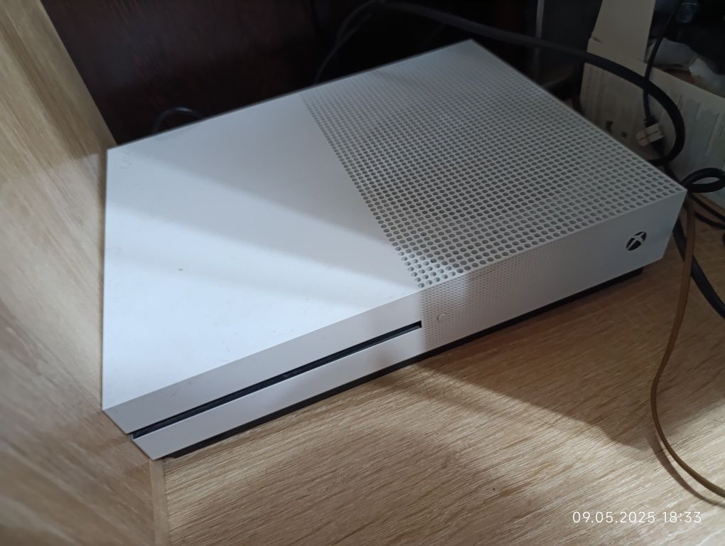Продам xbox one s на 1 tb с геймпадом