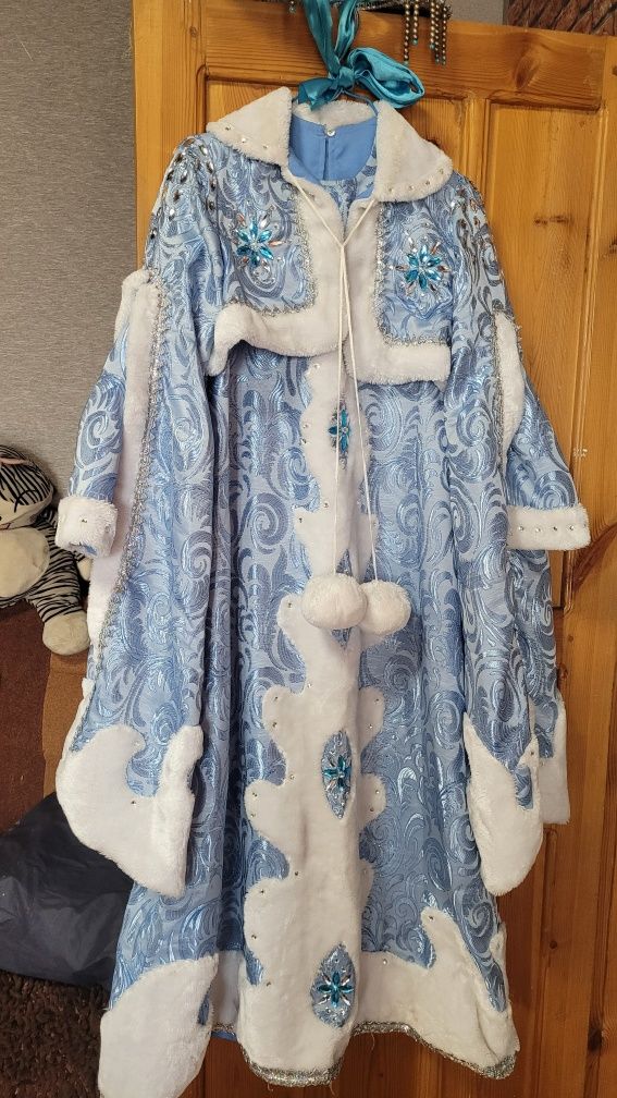 Продам костюмы д. Мороза и Снегурочки