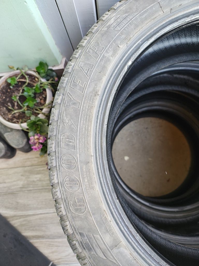 Goodyear efficient grip suv 235/50/19