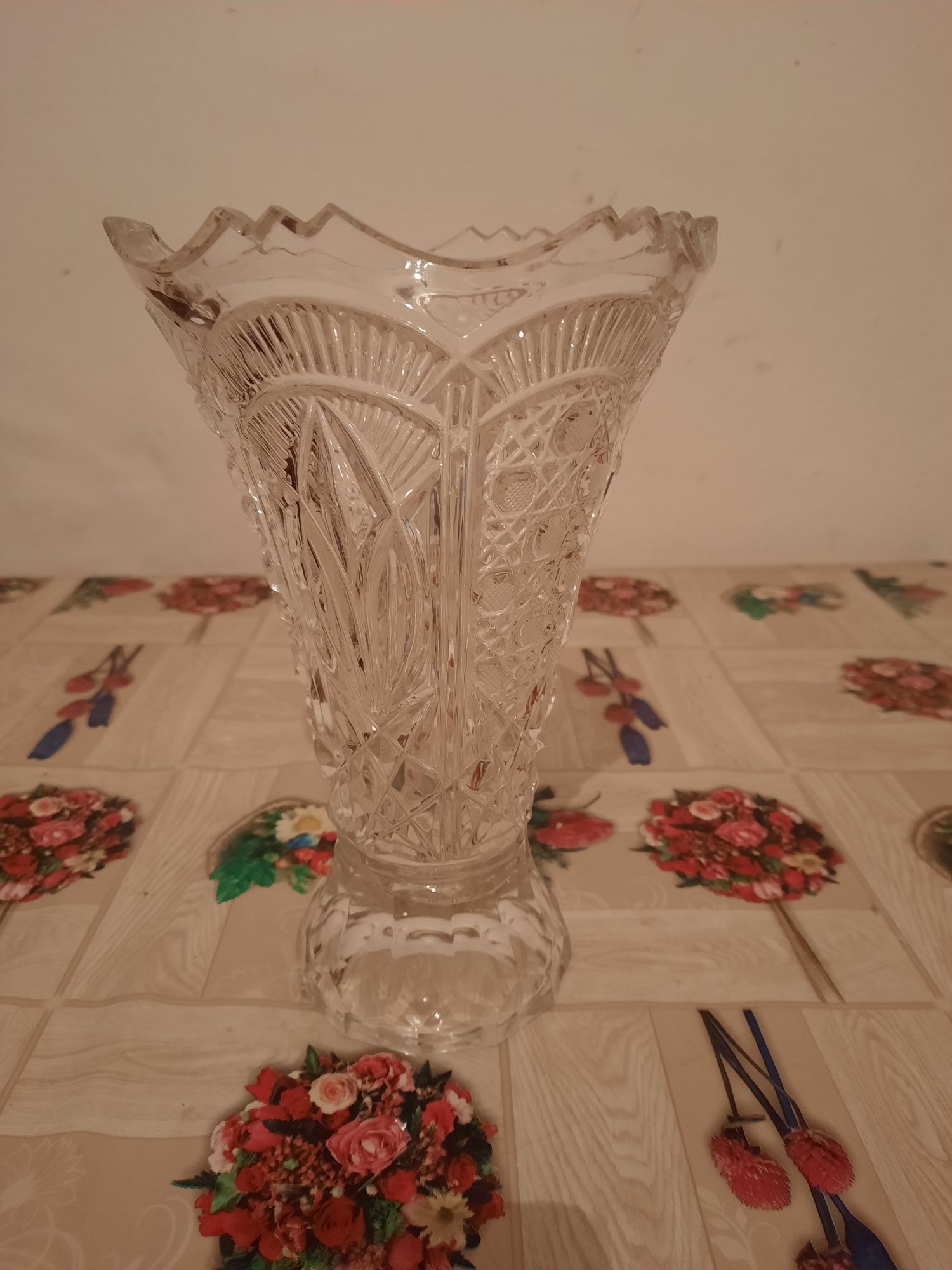 Продам хрустальную вазу.