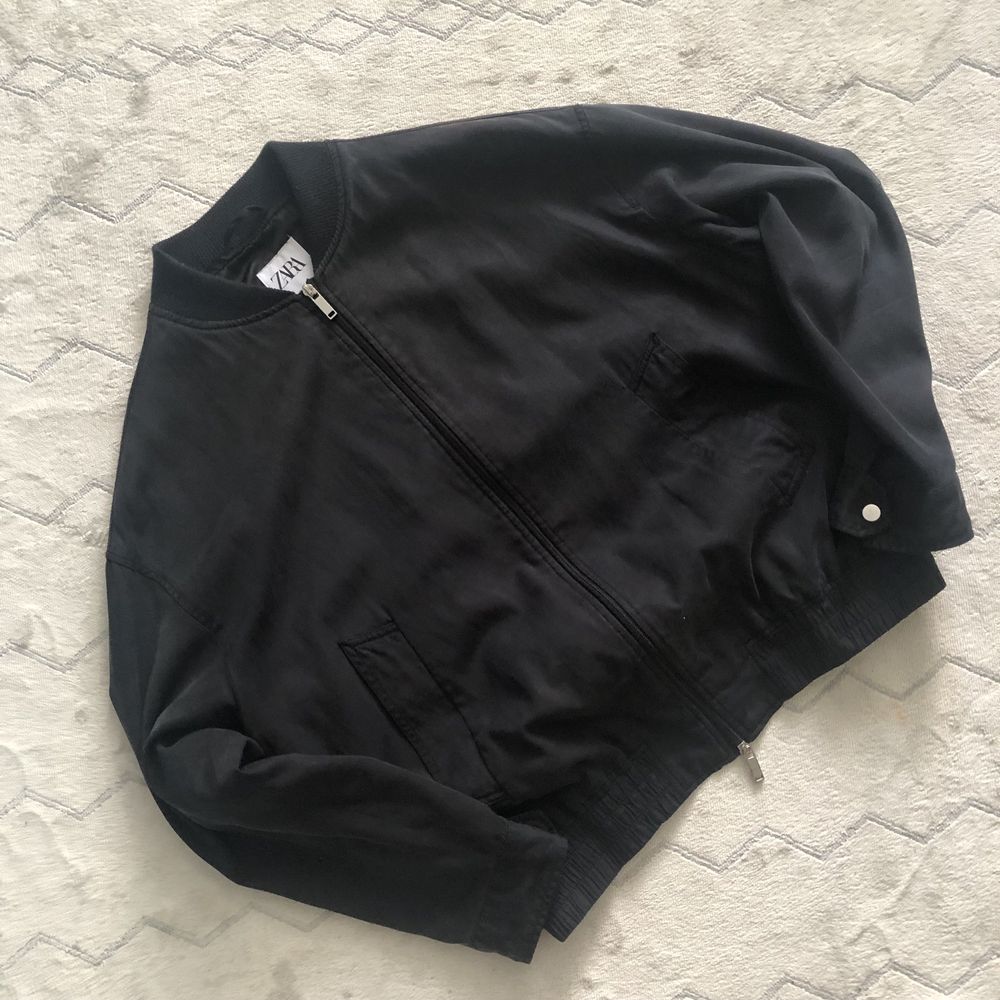 Легкий бомбер ZARA