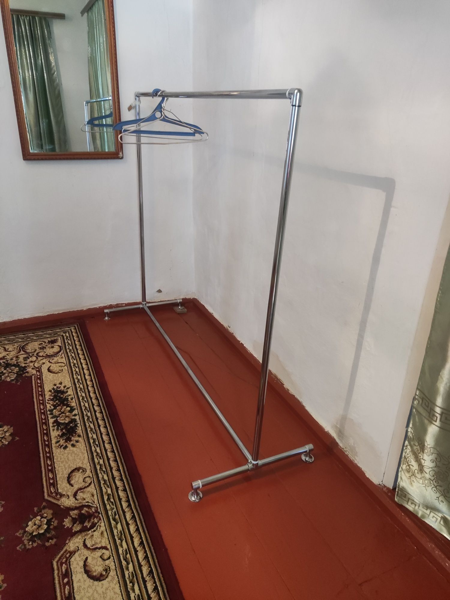 Продам вешалку наполную