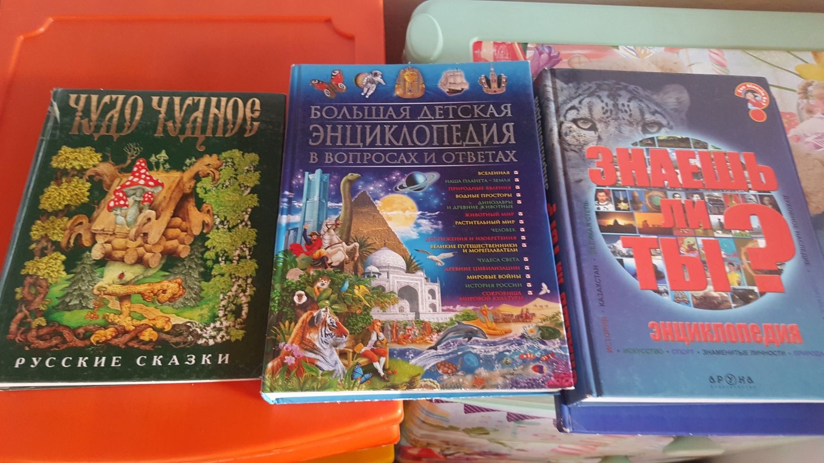 Книги энциклопедии и альбом выпускной