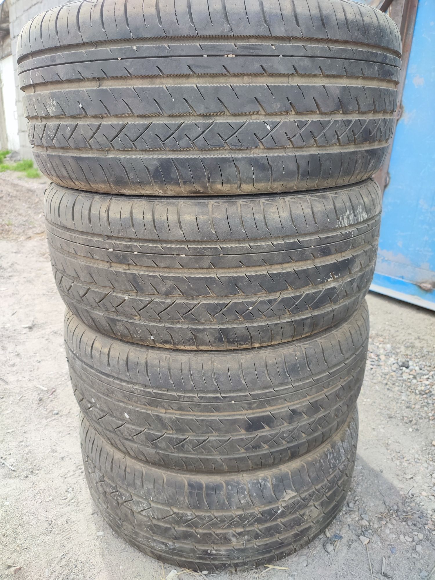 Летняя резина 215/40/R17.
