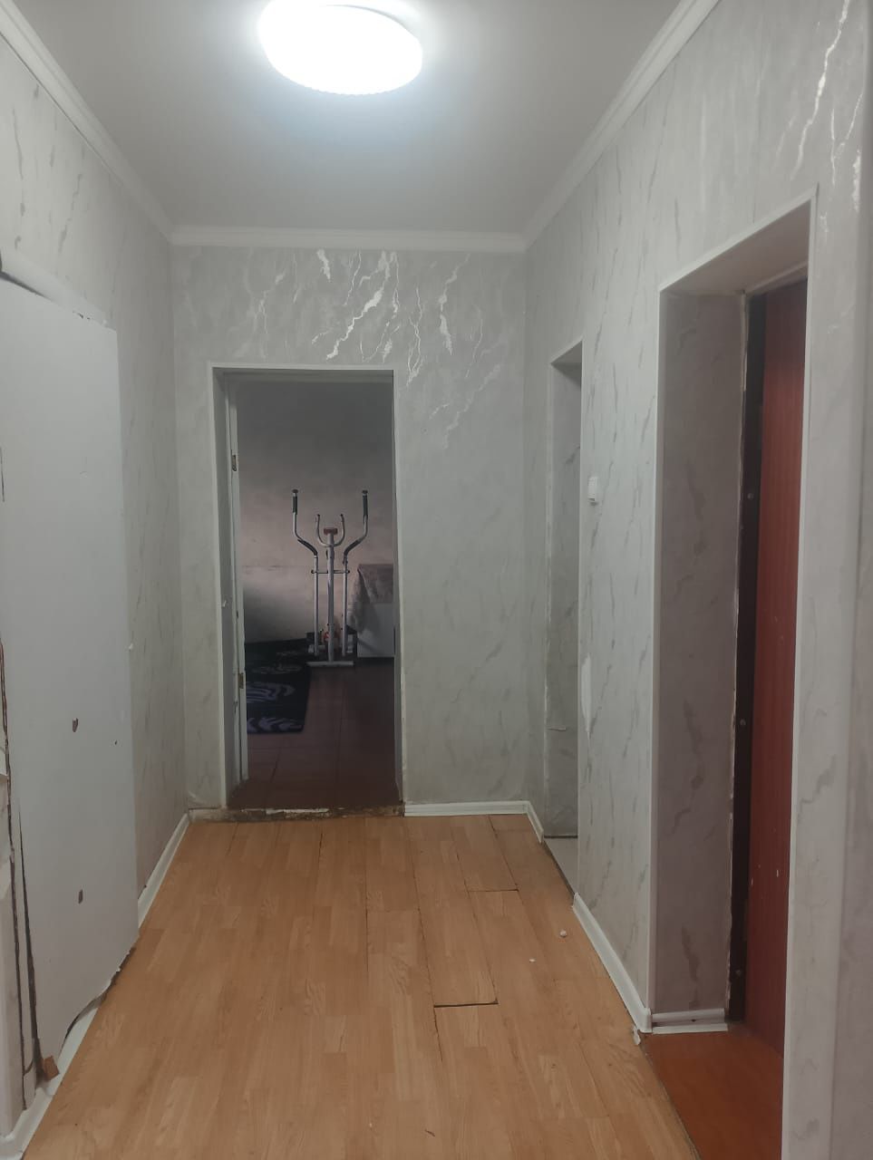 Үй сатылады, қора жайы мен,