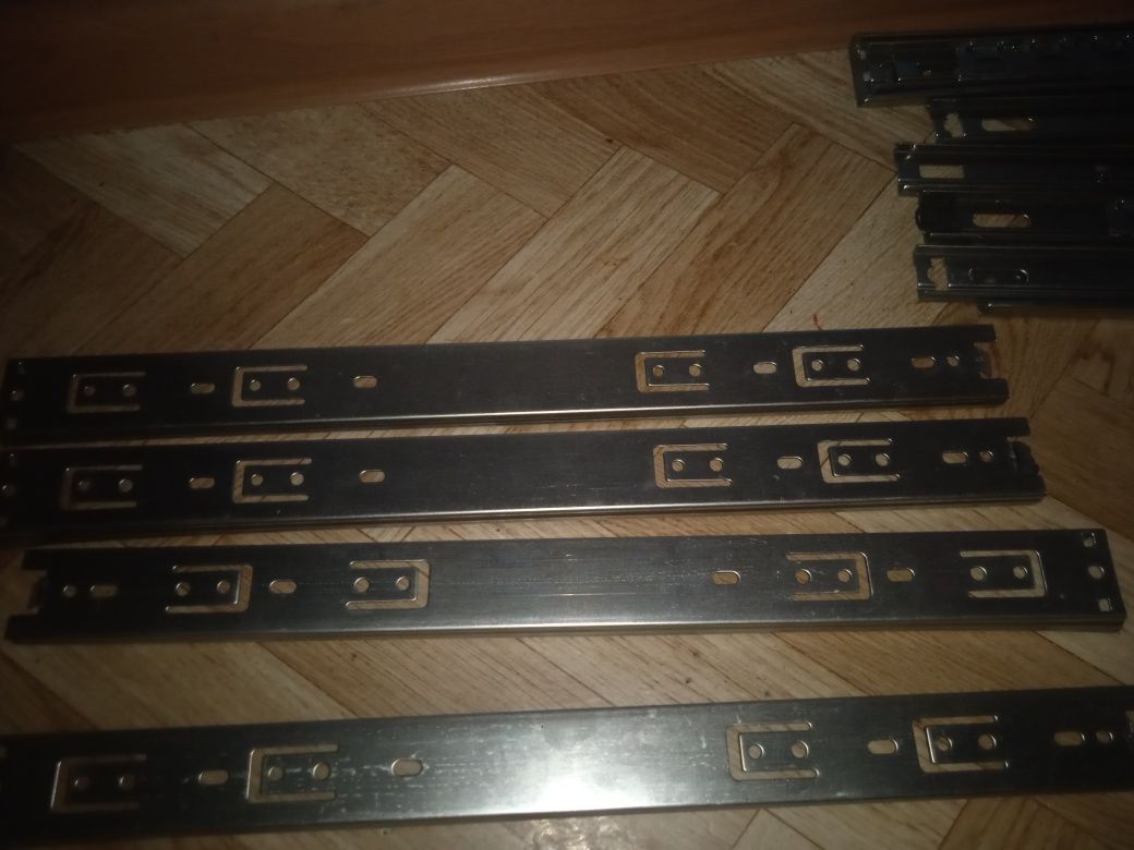 ПРОДАМ НАПРАВЛЯЮЩИЕ (крепления) для выдвижных полок шкафов. Железные.