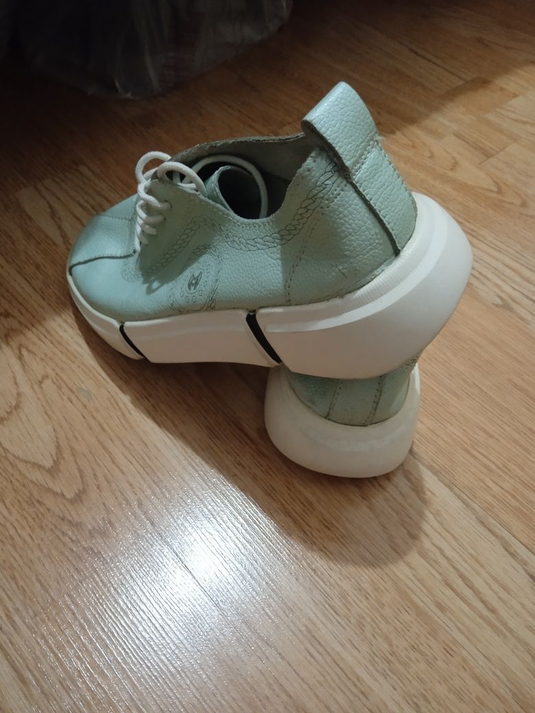 Продам кожаные мокасины