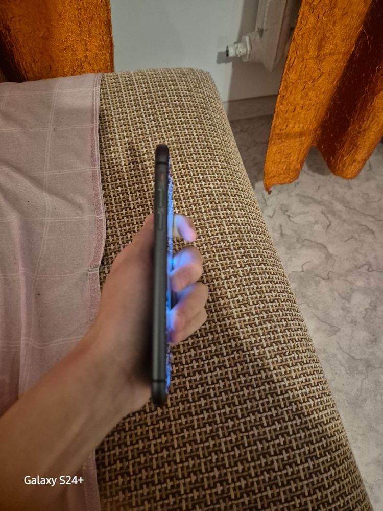 Продам 11 айфон