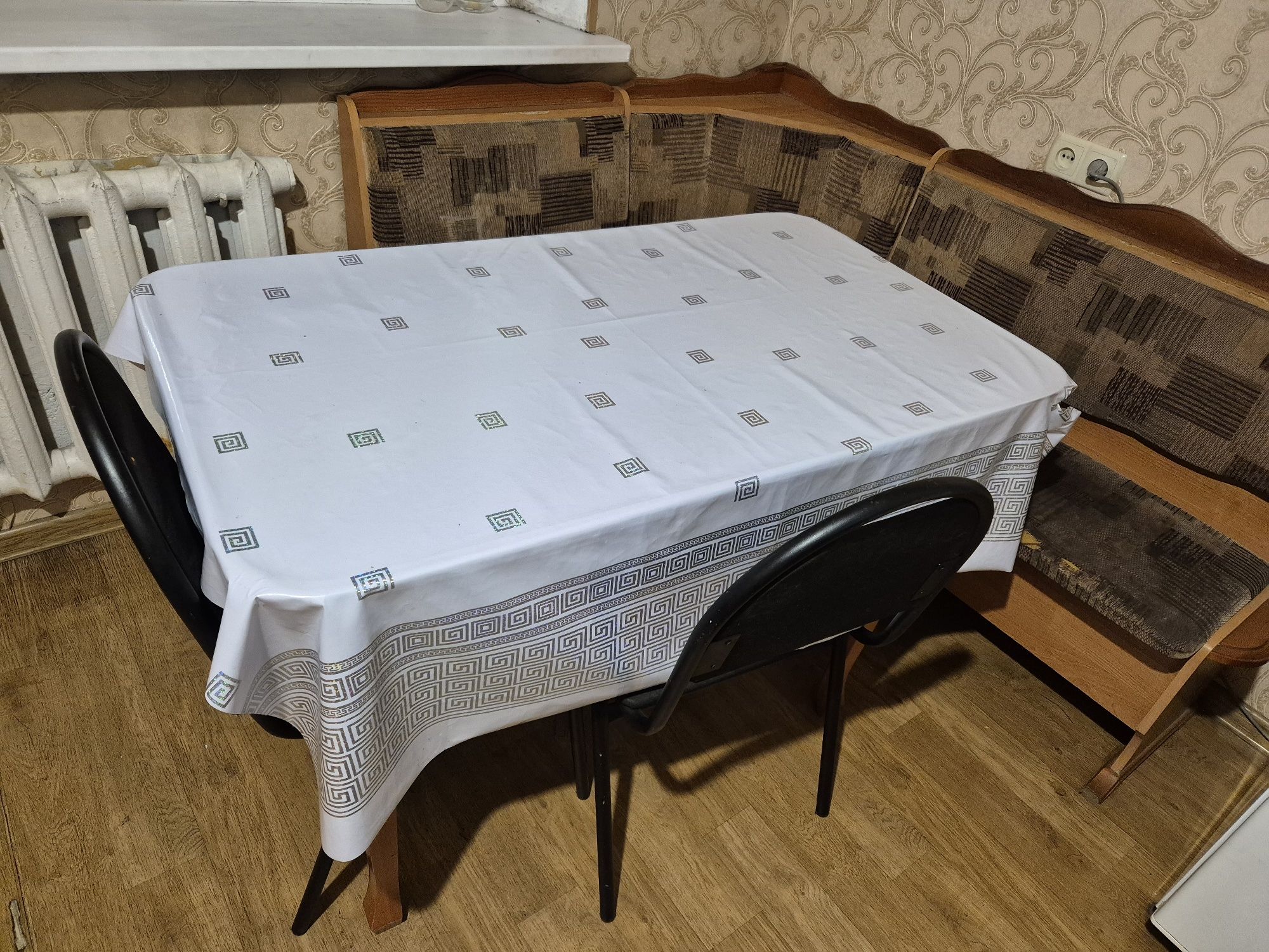 Кухонный стол со стульями