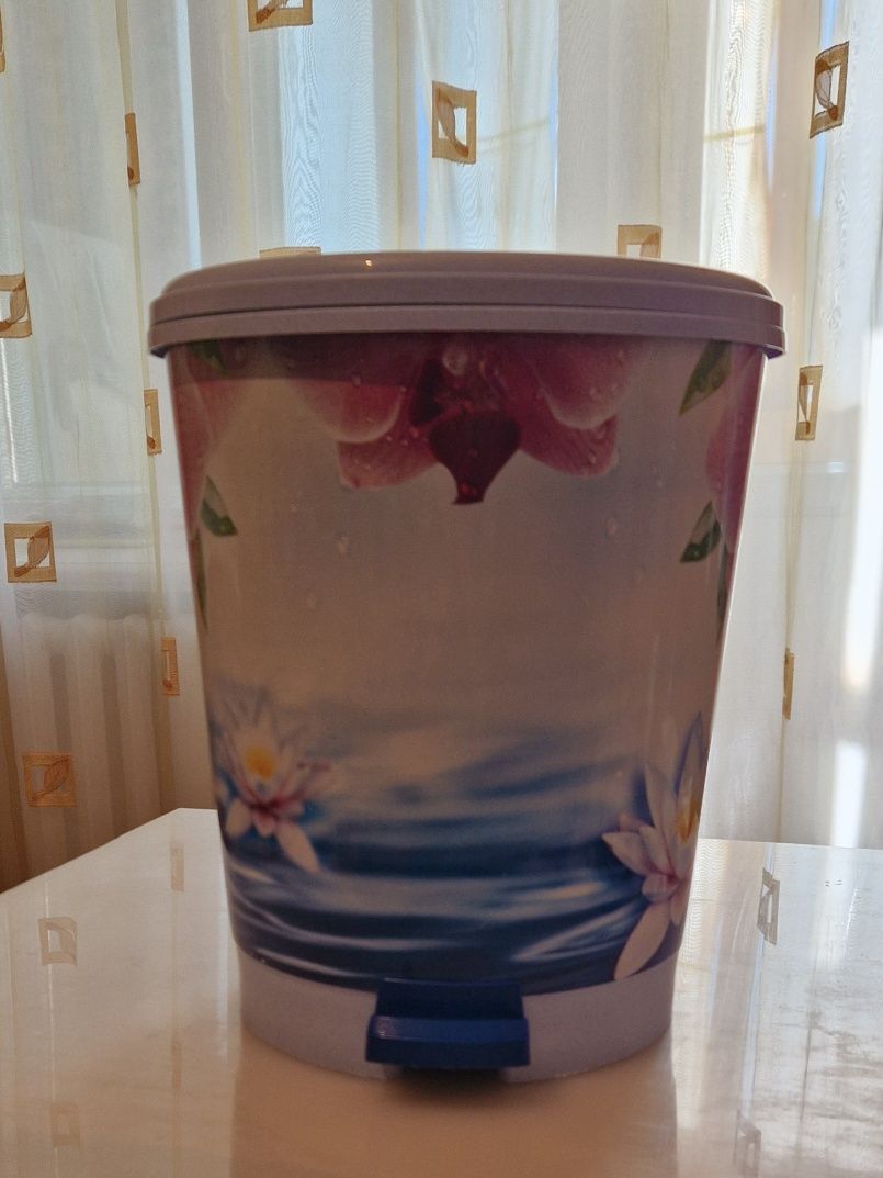 Продам мусорное ведро с педалью.