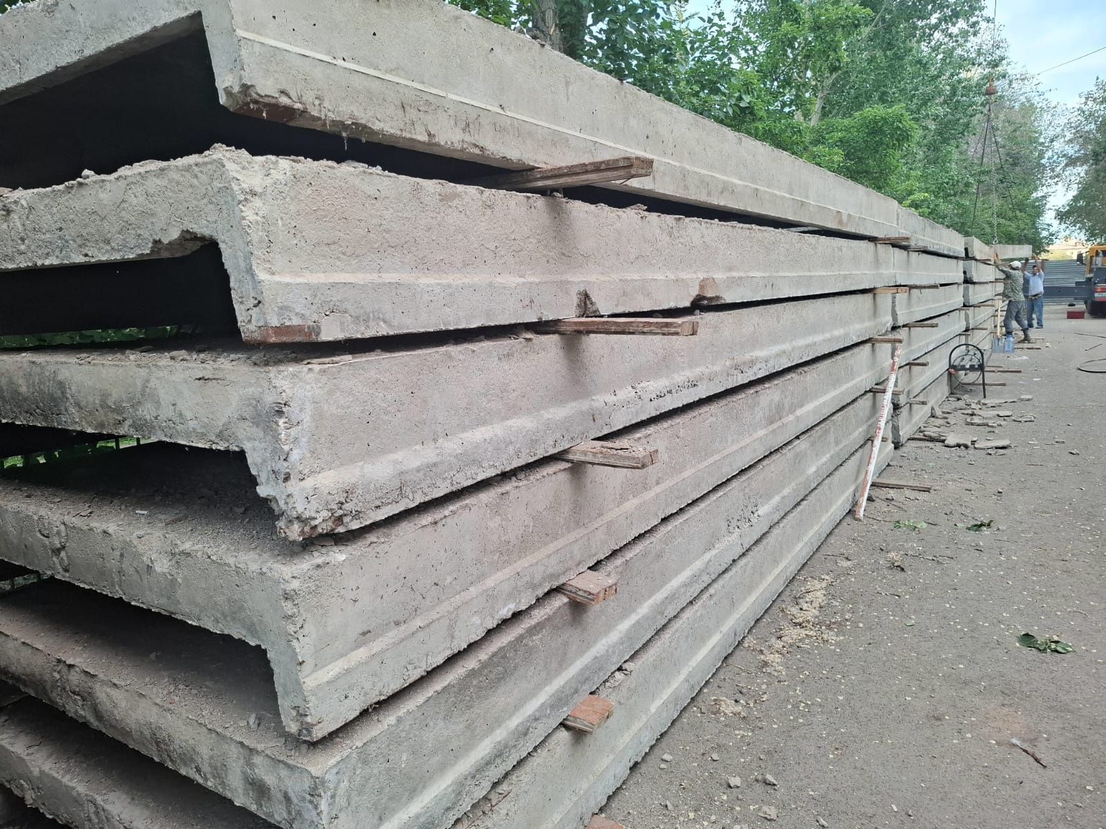 Продам плиты кирпичи и плиты перекрытия  есть доставка по городу на ма