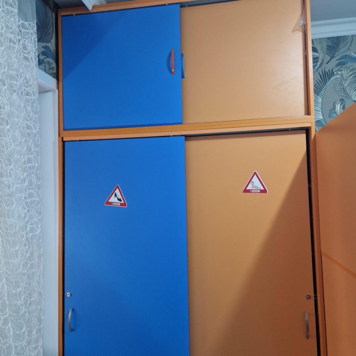 Детская кровать двухэтажная со столом и шкафом