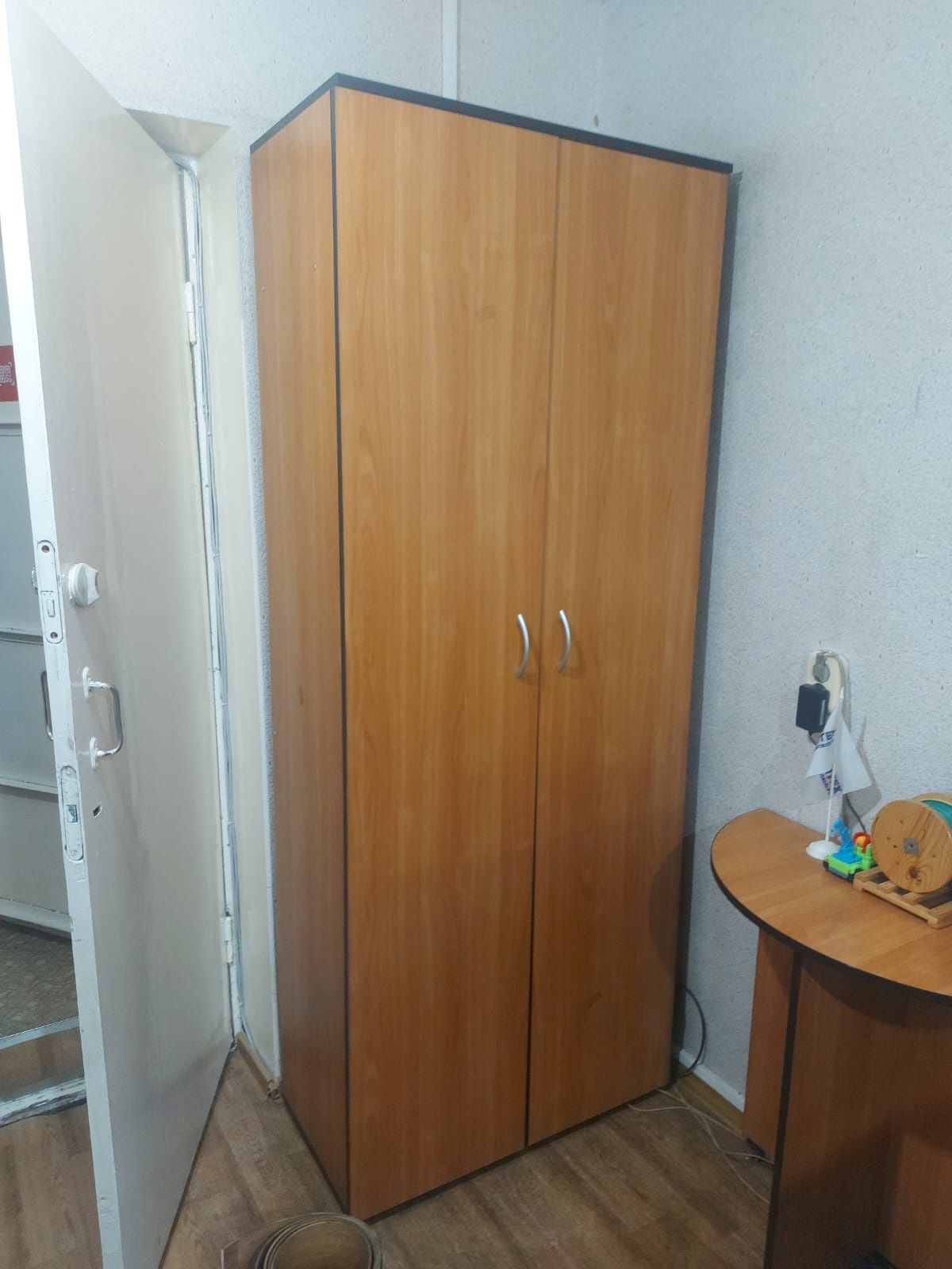 Продам офисный гарнитур 9 предметов