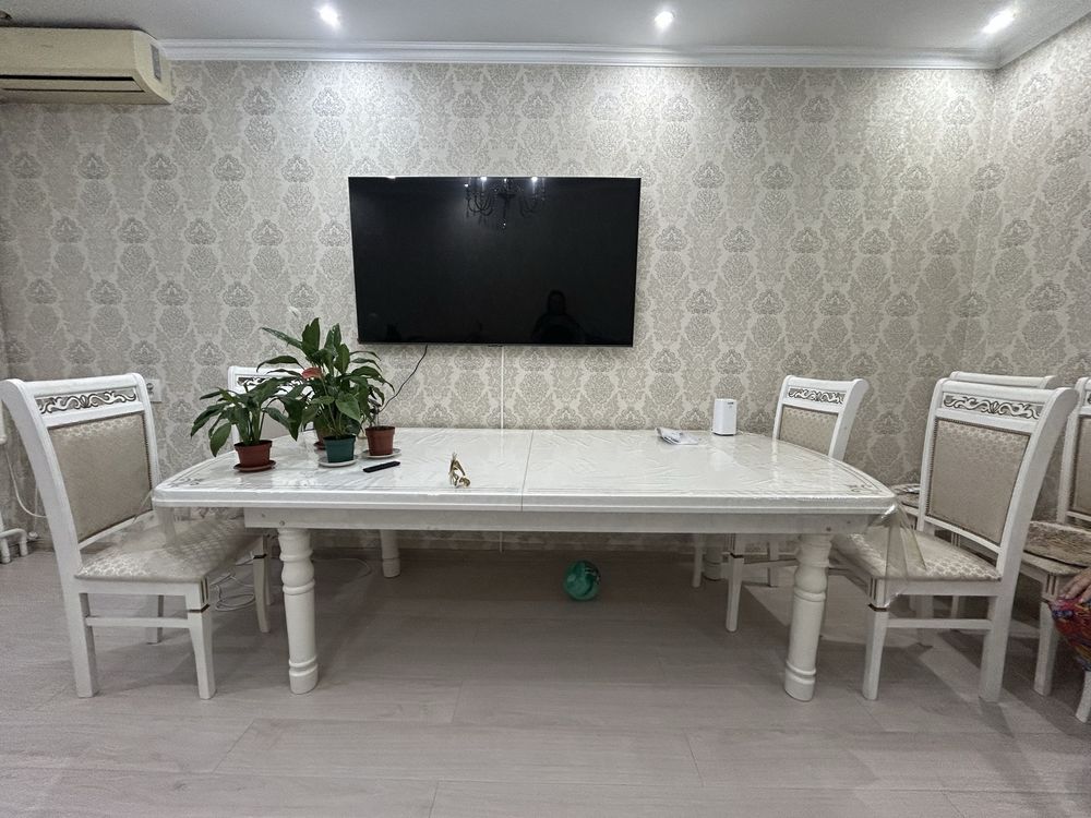 Стол  для гостиной комнаты