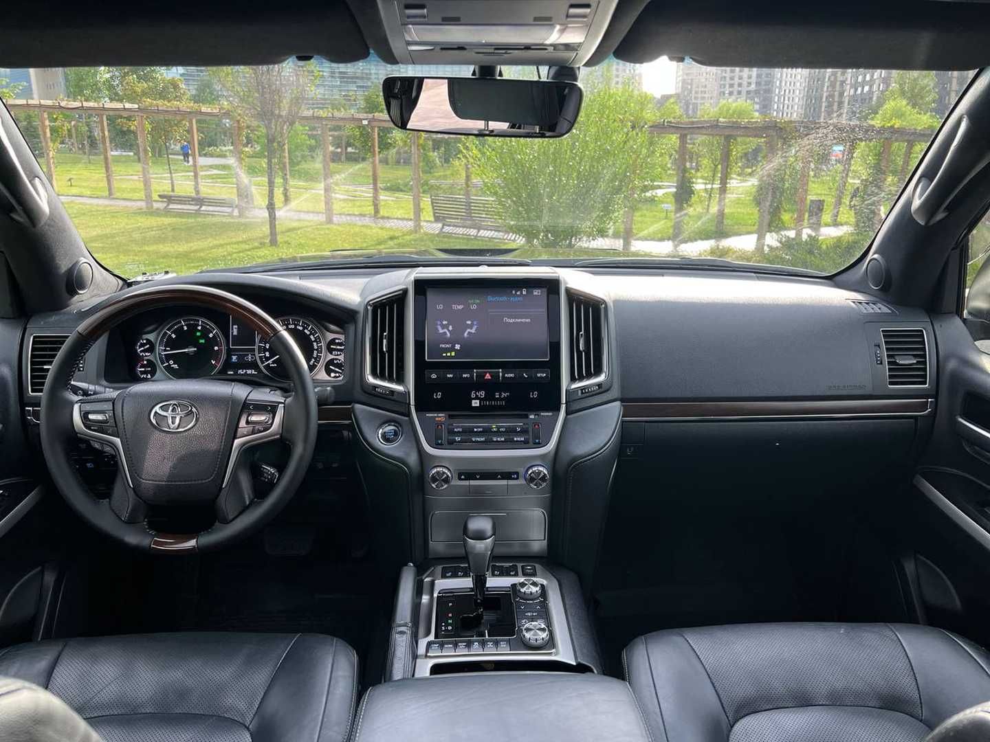 Посуточная аренда автомобиля Toyota Land Cruiser 200 БЕЗ ВОДИТЕЛЯ