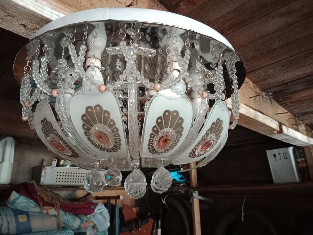 Продается люстра и двухспальный кравать с матрасом