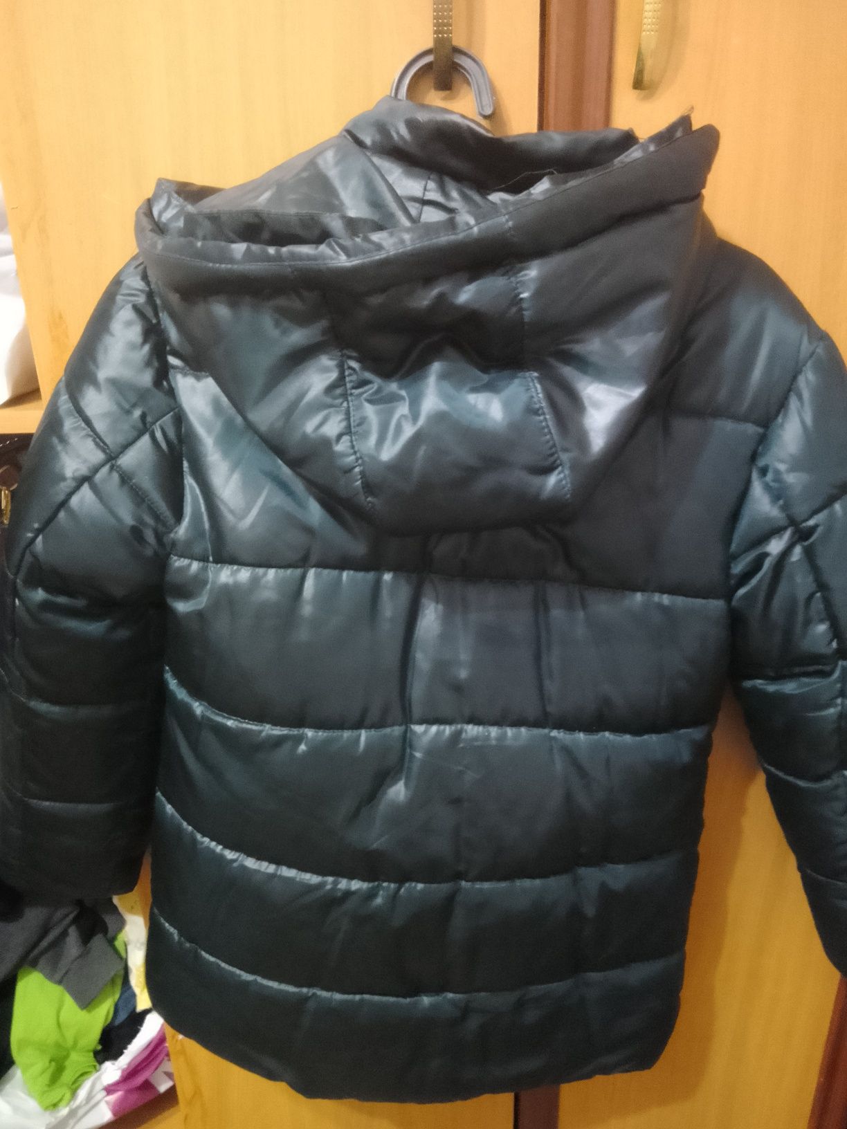 Куртка MONCLER тëмно зелëного цвета.