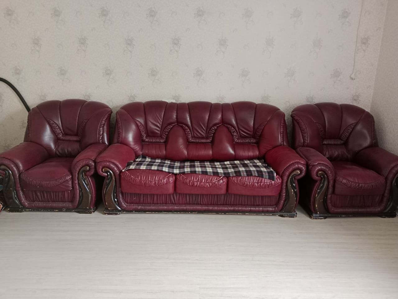 Мягкий коженный диван.