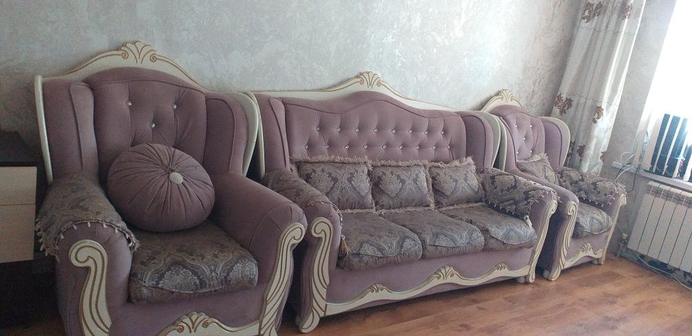 Диван сатылады .
