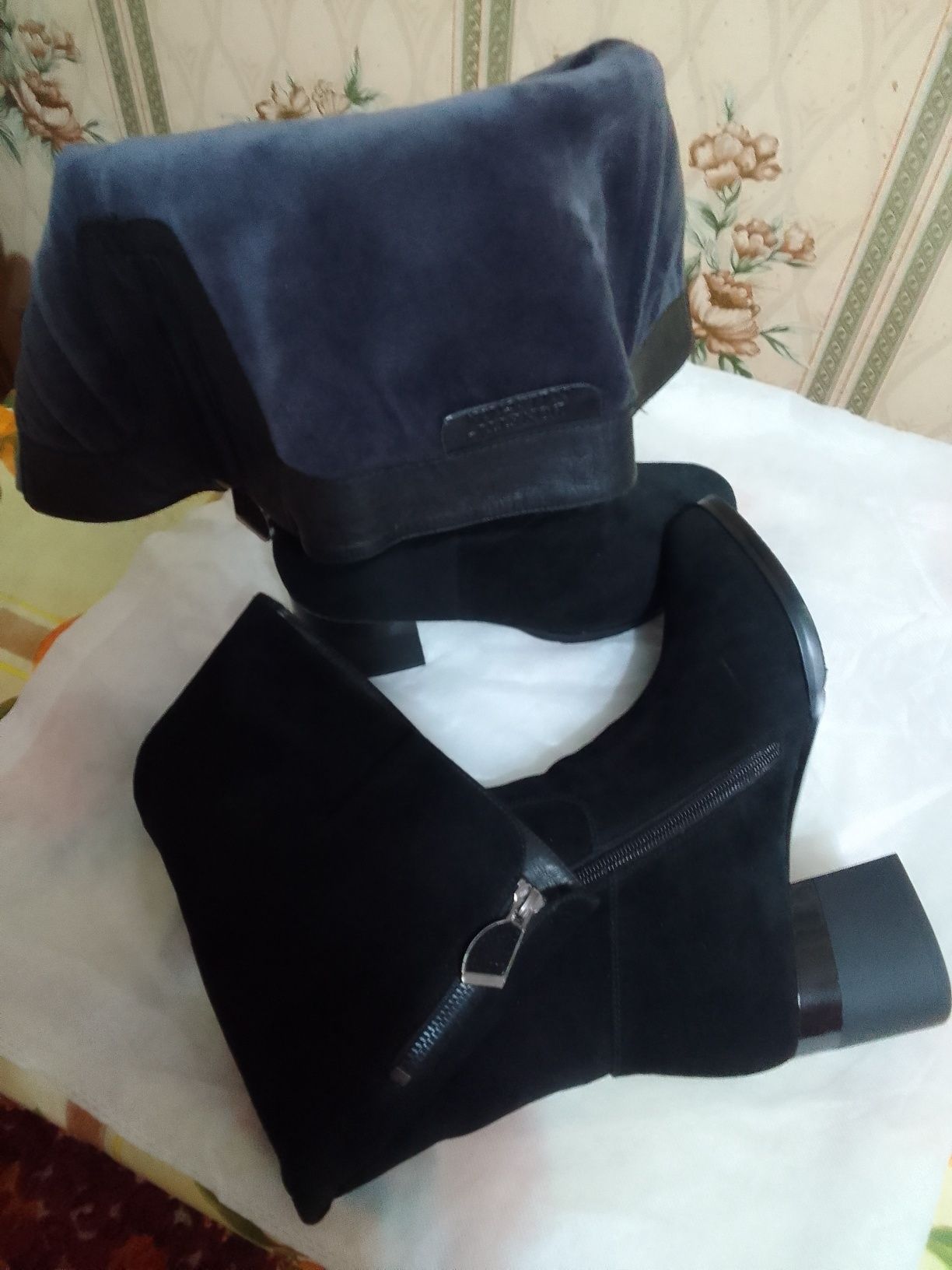 Продам весенние, осенние замшевые сапоги
