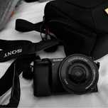 Камера Sony A6400 с объективом Sigma и штативом