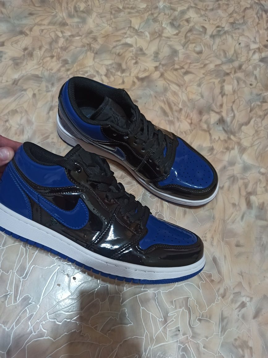 Продам почти новые кроссовки Nike.