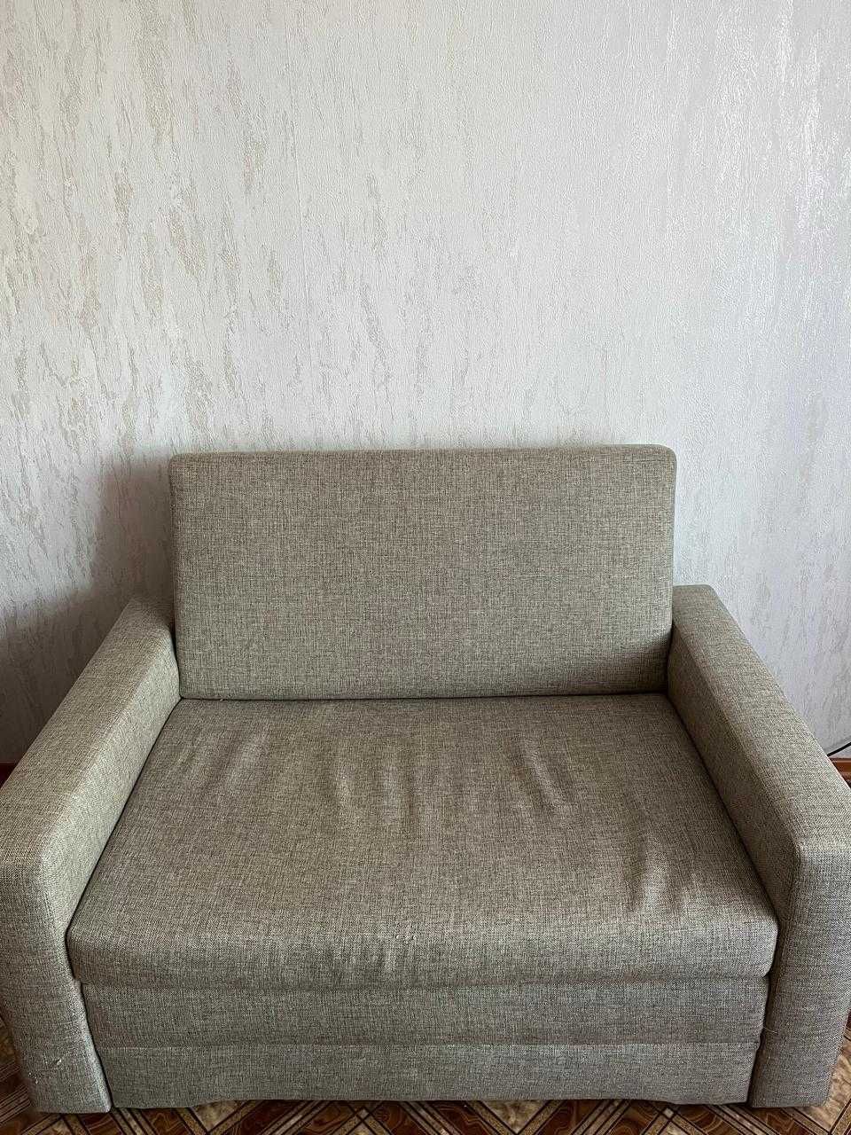 Продам стол в гостиную