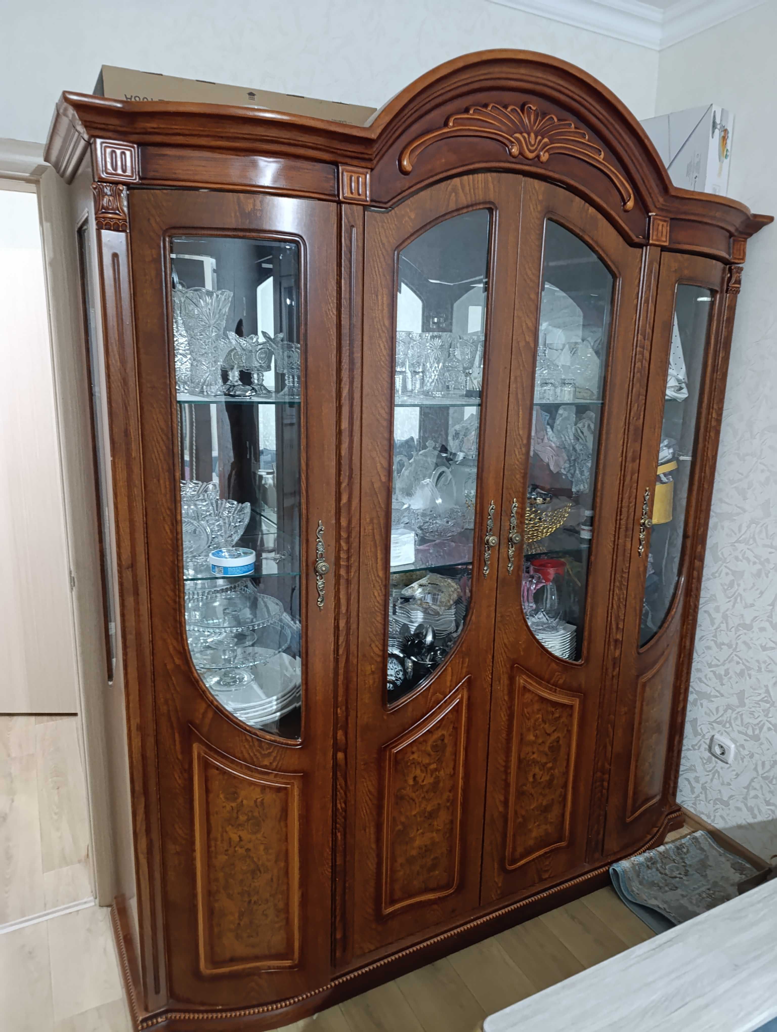 Сервант красное дерево