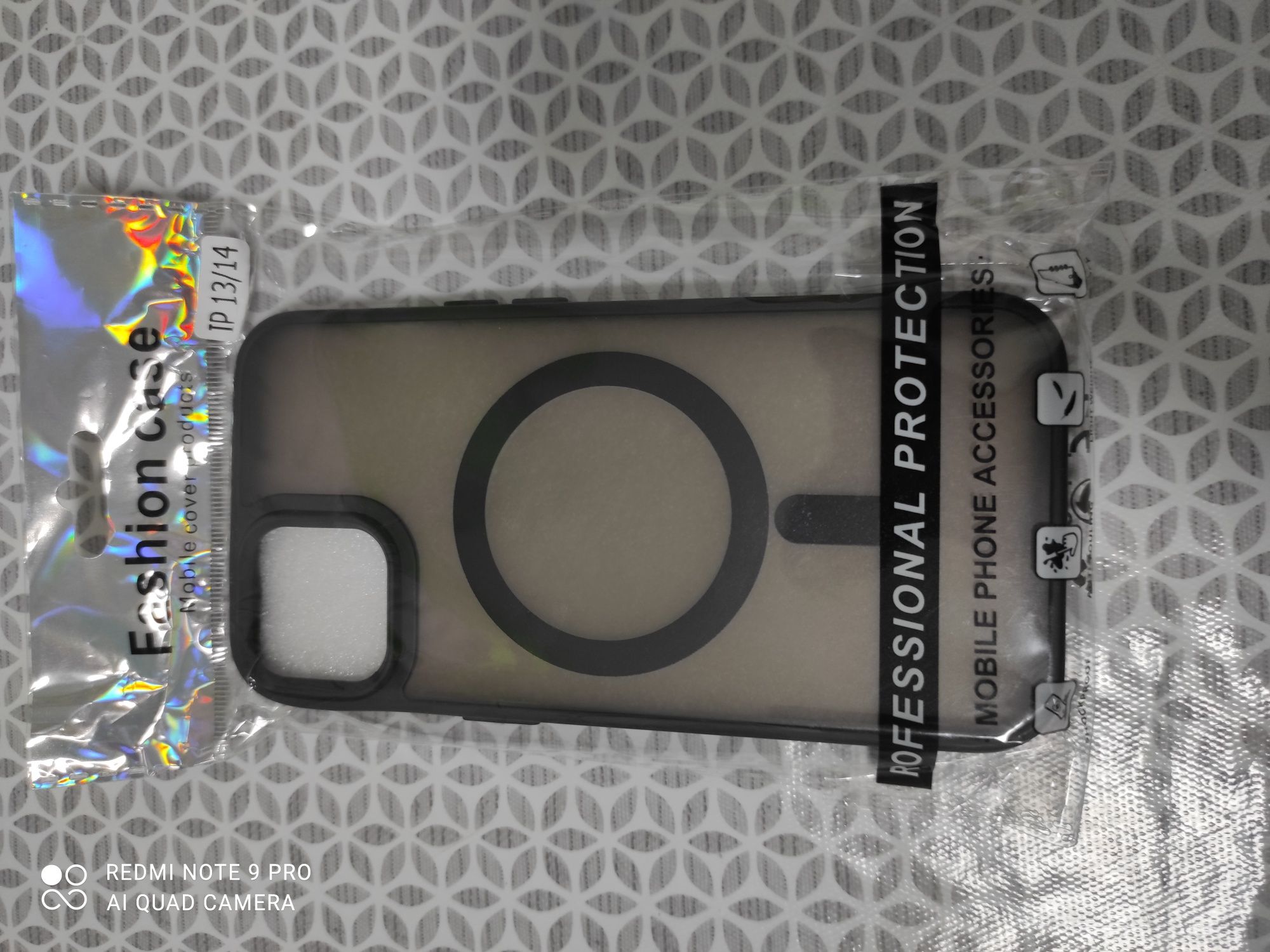 Продам чехол на iPhone 13.