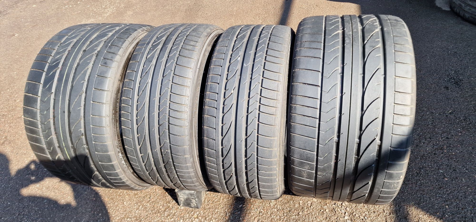305/30/R19 - 235/35/R19 - Летних Баллона Bridgestone разноширокие.