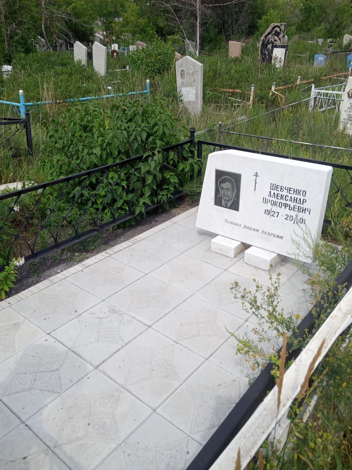 Облагораживание могил тротуарной плиткой