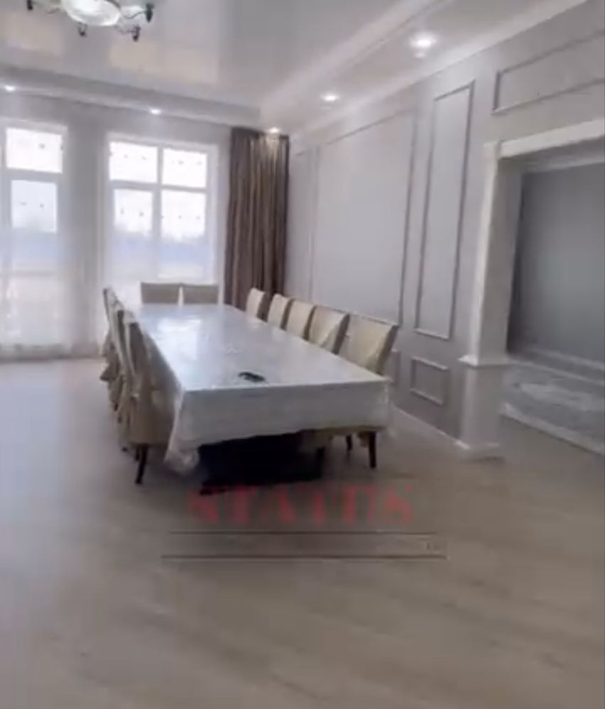 Продам гостевой стол на 5 метров,со стульями 12 шт
