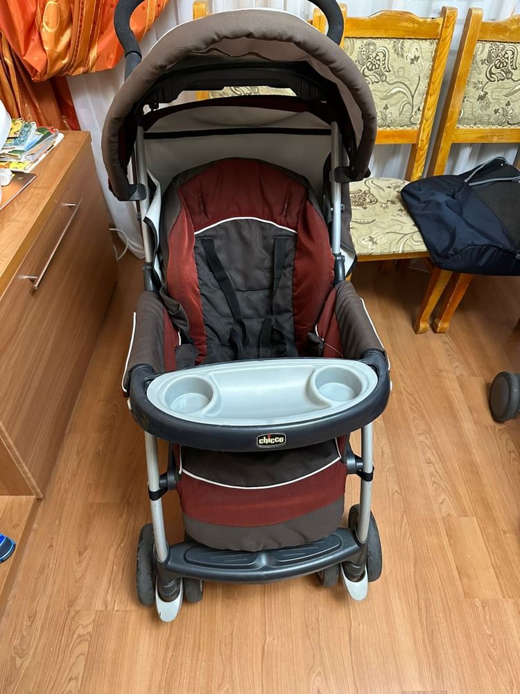 Коляска chicco. Также есть столик, еще одна коляска и санки