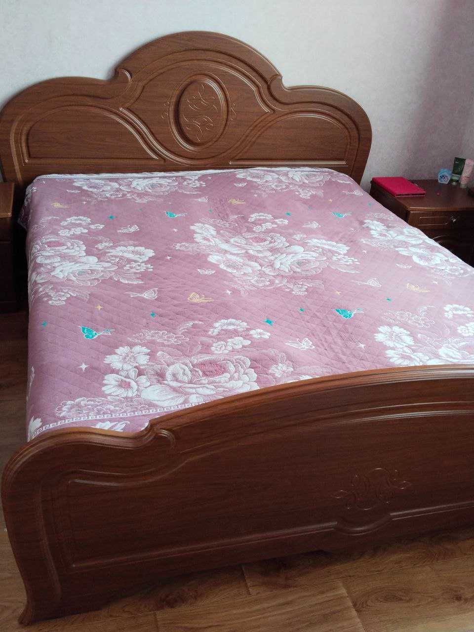 Продам двуспальнюю кровать с матрасом