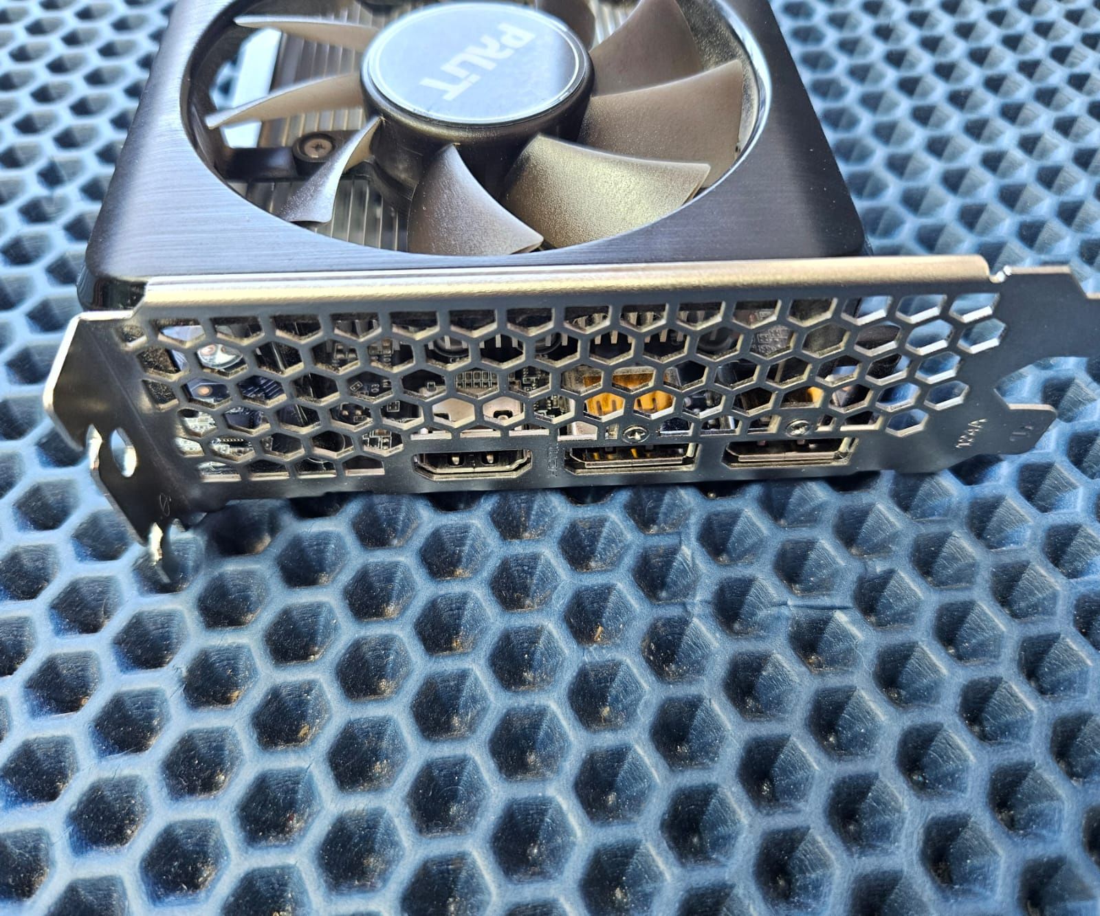 Видеокарта GTX 1650 игровая Palit двухкулерная в идеале.