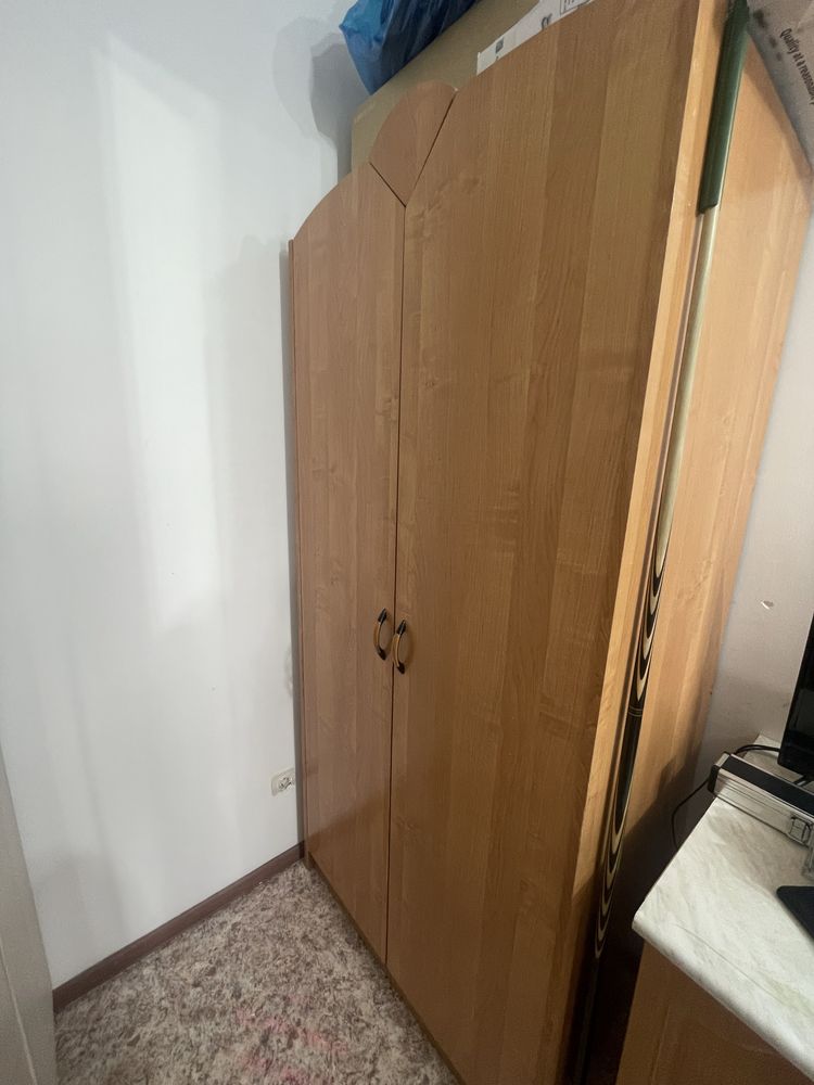 Продам шкаф и стойку для одежды.