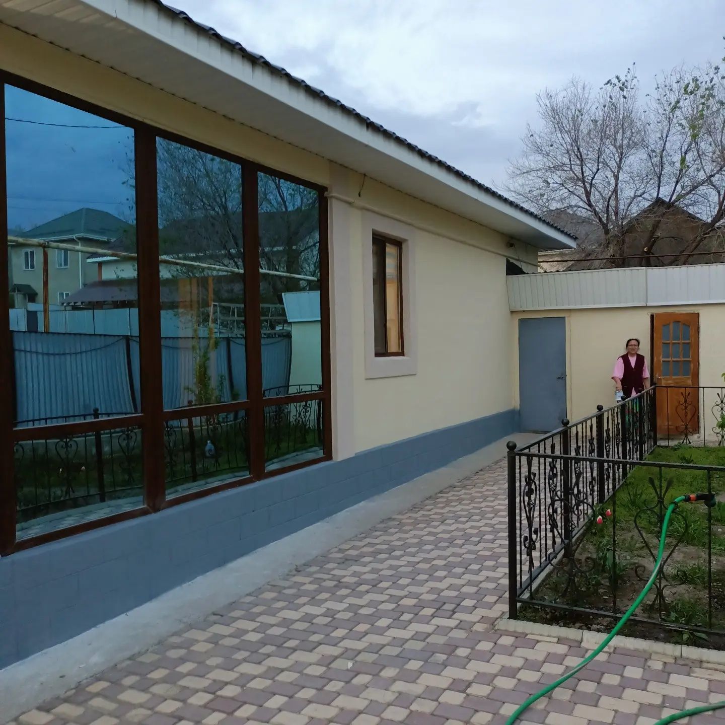 Покраска крыши, фасада здания, франтона.