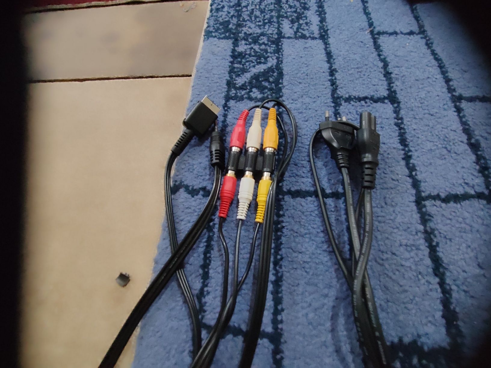 Продаю Sony PlayStation 2 Slim (в комплекте)