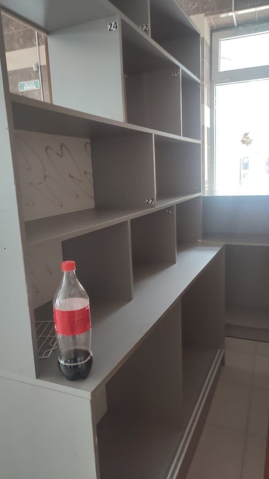 Продаю барную стойку 5м со шкафами,зеркалами, софитами