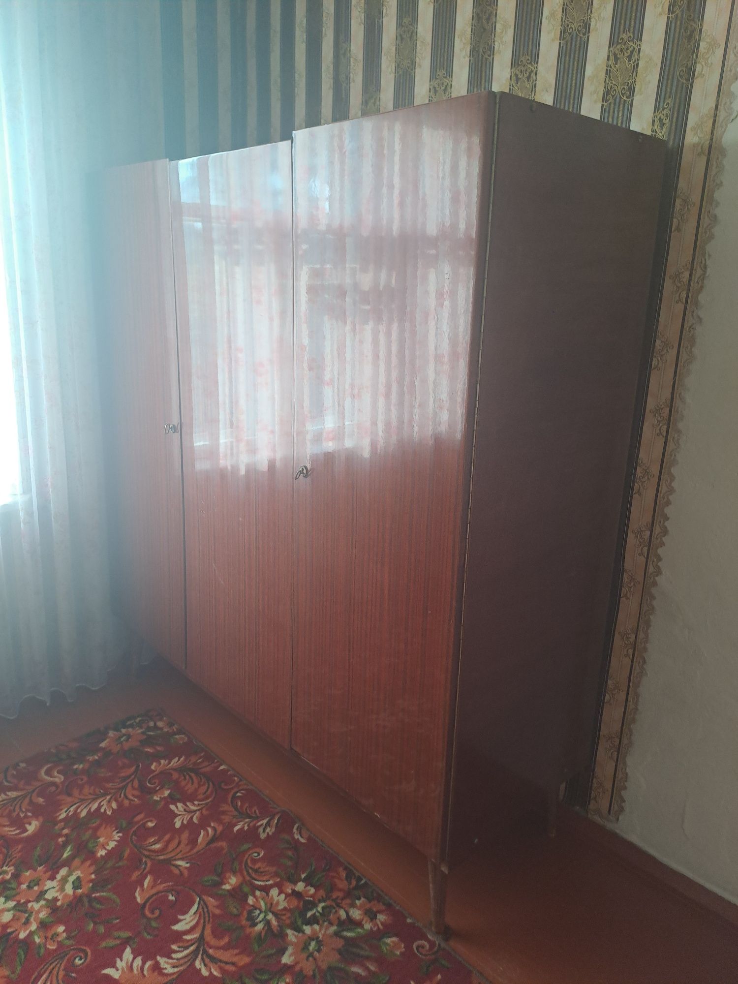 Продаются   вешалки, паласы