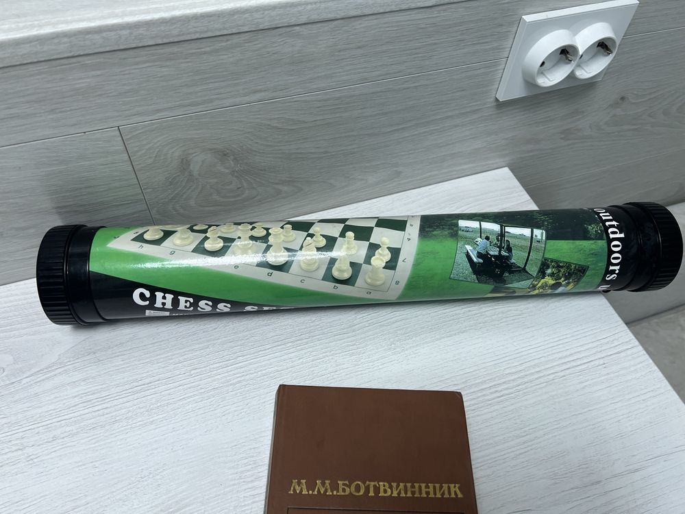 Продам шахматы в тубусе со складной доской