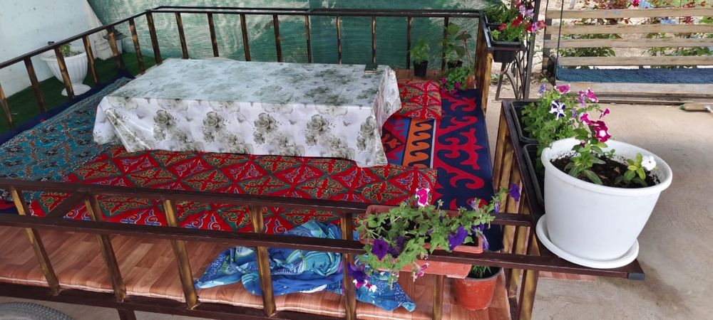 Продам тапчан в хорошем состояний. С боку есть места для цветов.