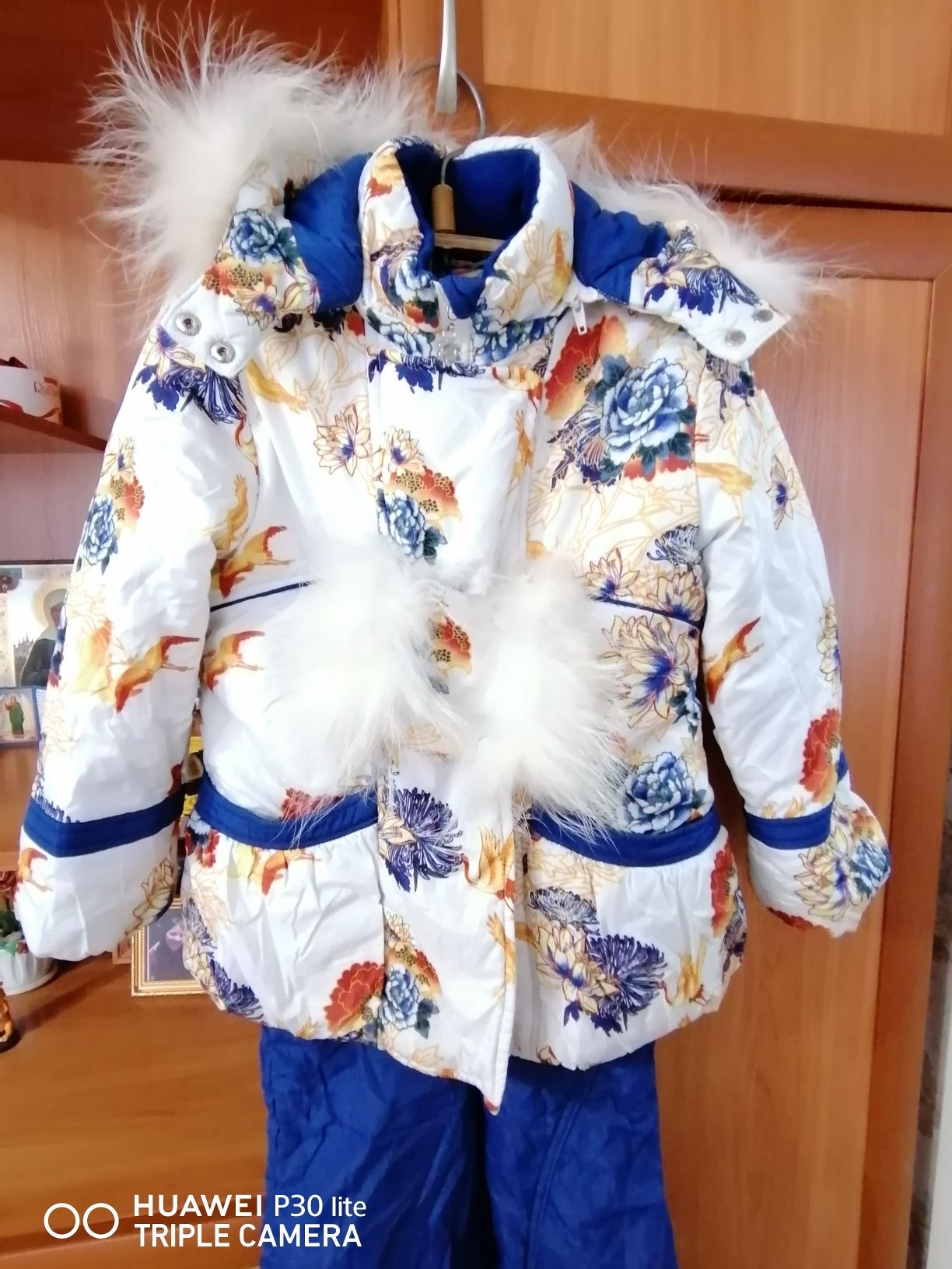 Продам зимний комбинезон для девочки 10000