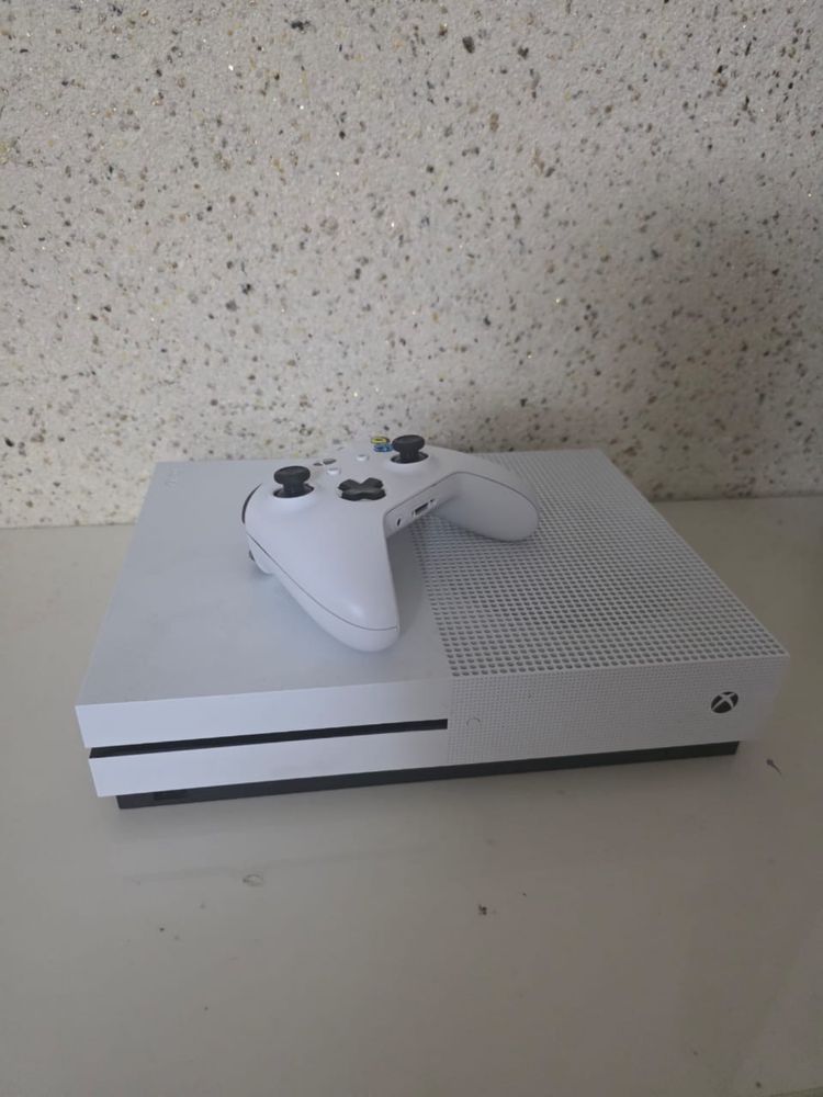 Продам игровую приставку XBox One-S