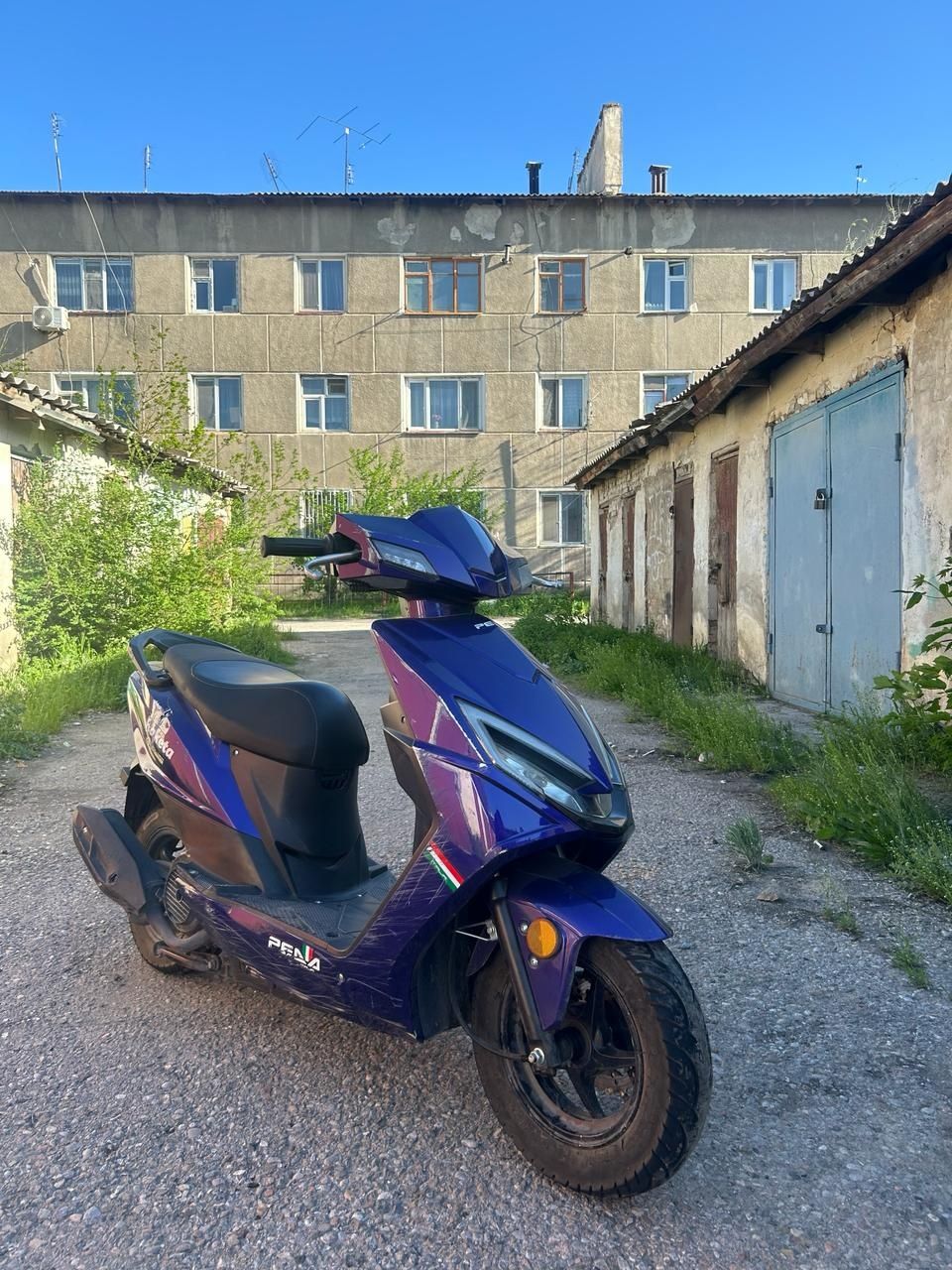 Скутер  хороший.продаю потому что уезжаю
