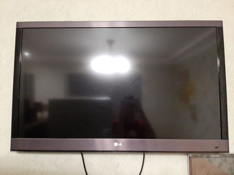 Телевизор LG,  в подарок-кронштейн для крепления и подставка