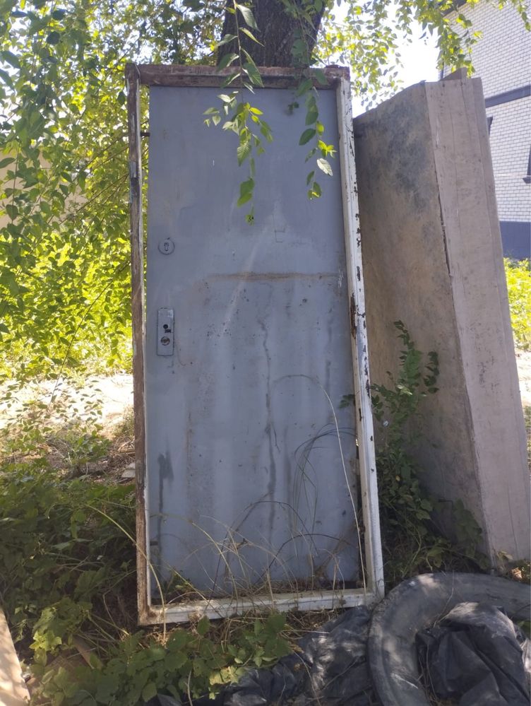 Продам железную дверь