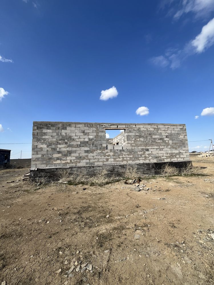 продам дом на новый районе стены все поднято от крышы есть половина ма