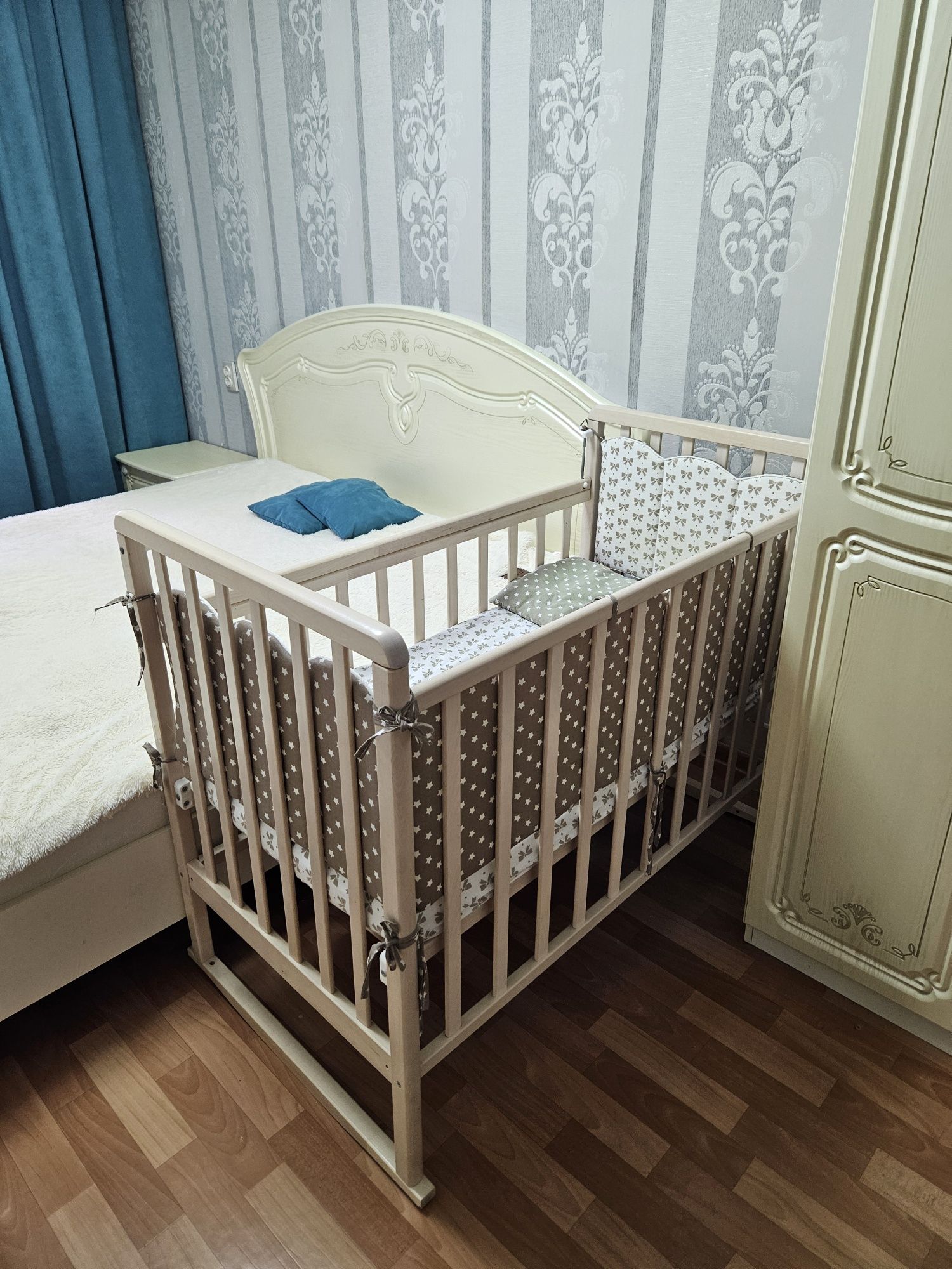 Детская кроватка и полный набор к ней